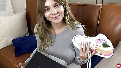 Отплатила сексом за новые кросы