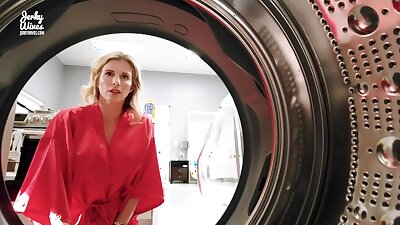 Трахнул в очко застрявшую мамку