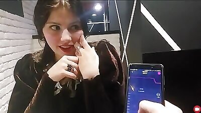 Вибратор в трусиках а пульт у парня